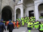 L'uscita Dei Volontari Dal Duomo Dopo La Messa